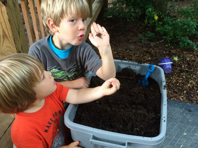 How To Make A Simple Worm Bin Gardens, Making A Worm Farm Out Of Buckets